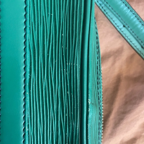 Louis Vuitton
Trocadéro leather crossbody bag
Good condition
Green, Epi Leather - Picture 2 of 5